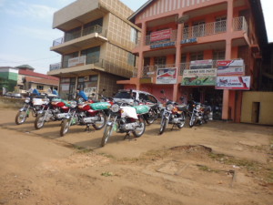 ウガンダ　中古バイク販売店